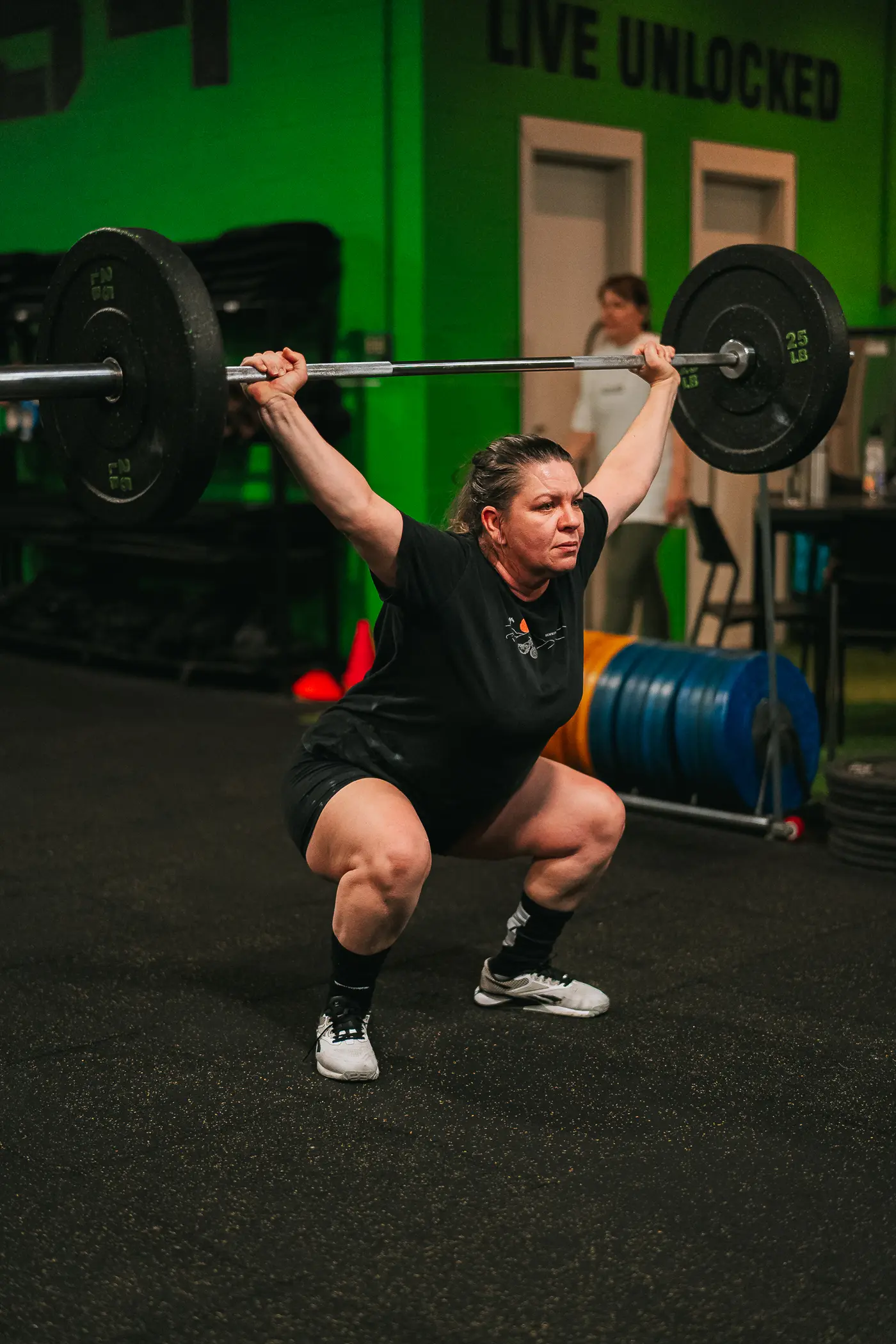 Mulher treinando força na Denique