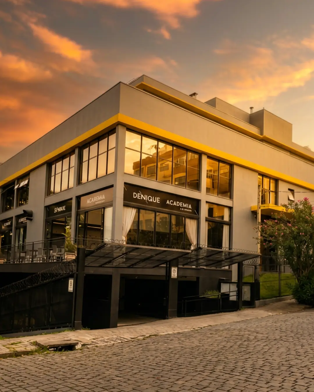Fachada da Denique Academia com acesso aos estacionamentos